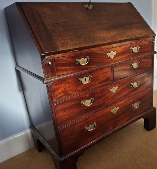 EXCEPTIONAL GEORGE II SOLID RED WALNUT WRITING BUREAU CIRCA 1750 - ADDITIONAL PHOTO 11