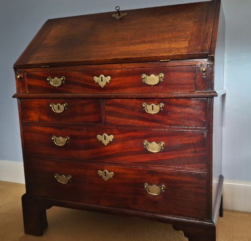 EXCEPTIONAL GEORGE II SOLID RED WALNUT WRITING BUREAU CIRCA 1750 - ADDITIONAL PHOTO 12