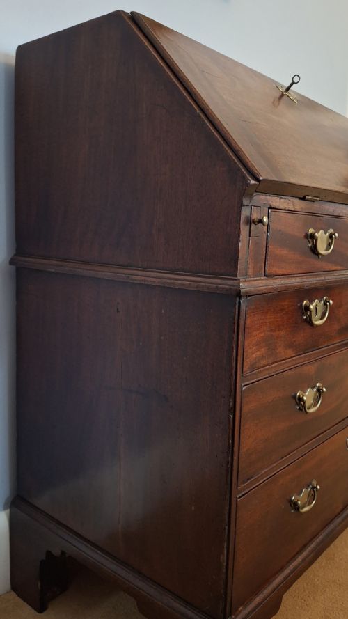 EXCEPTIONAL GEORGE II SOLID RED WALNUT WRITING BUREAU CIRCA 1750 - ADDITIONAL PHOTO 14