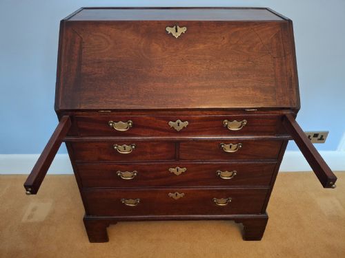 EXCEPTIONAL GEORGE II SOLID RED WALNUT WRITING BUREAU CIRCA 1750 - ADDITIONAL PHOTO 17