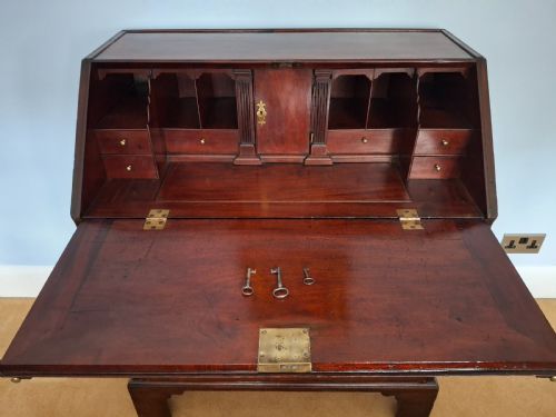 EXCEPTIONAL GEORGE II SOLID RED WALNUT WRITING BUREAU CIRCA 1750 - ADDITIONAL PHOTO 19
