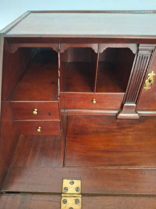 EXCEPTIONAL GEORGE II SOLID RED WALNUT WRITING BUREAU CIRCA 1750 - ADDITIONAL PHOTO 8
