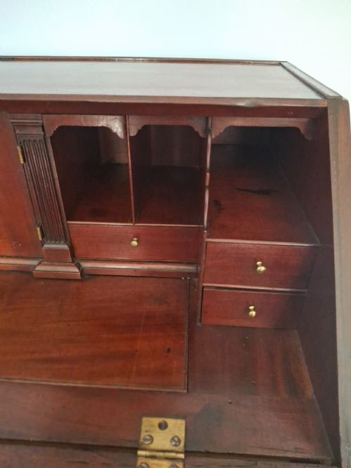 EXCEPTIONAL GEORGE II SOLID RED WALNUT WRITING BUREAU CIRCA 1750 - ADDITIONAL PHOTO 9