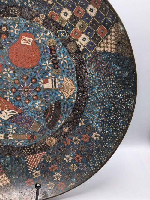 RARE JAPANESE CLOISONNE CHARGER WITH AUSPICIOUS SYMBOLS CIRCA 1850 - ADDITIONAL PHOTO 5