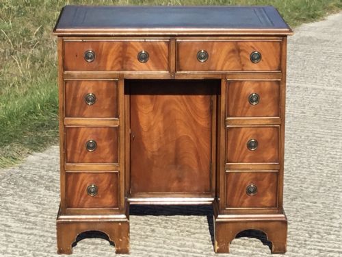 Kneehole Desk of Quality