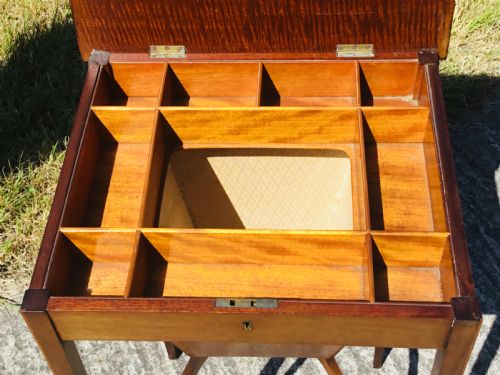 FINE QUALITY INLAID PORTRAIT DECORATED WORK BOX - ADDITIONAL PHOTO 10
