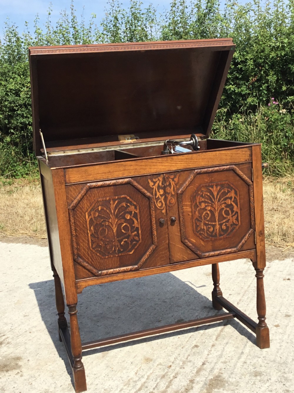 Yagerphone wind up gramophone  View II