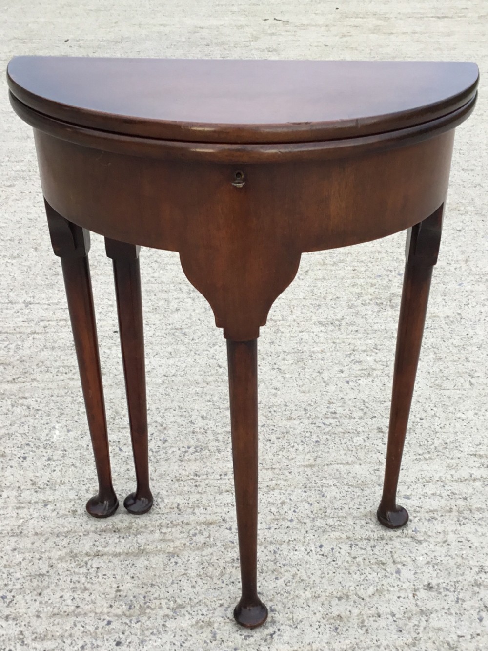 Fine quality mahogany card/tea table of neat proportion 