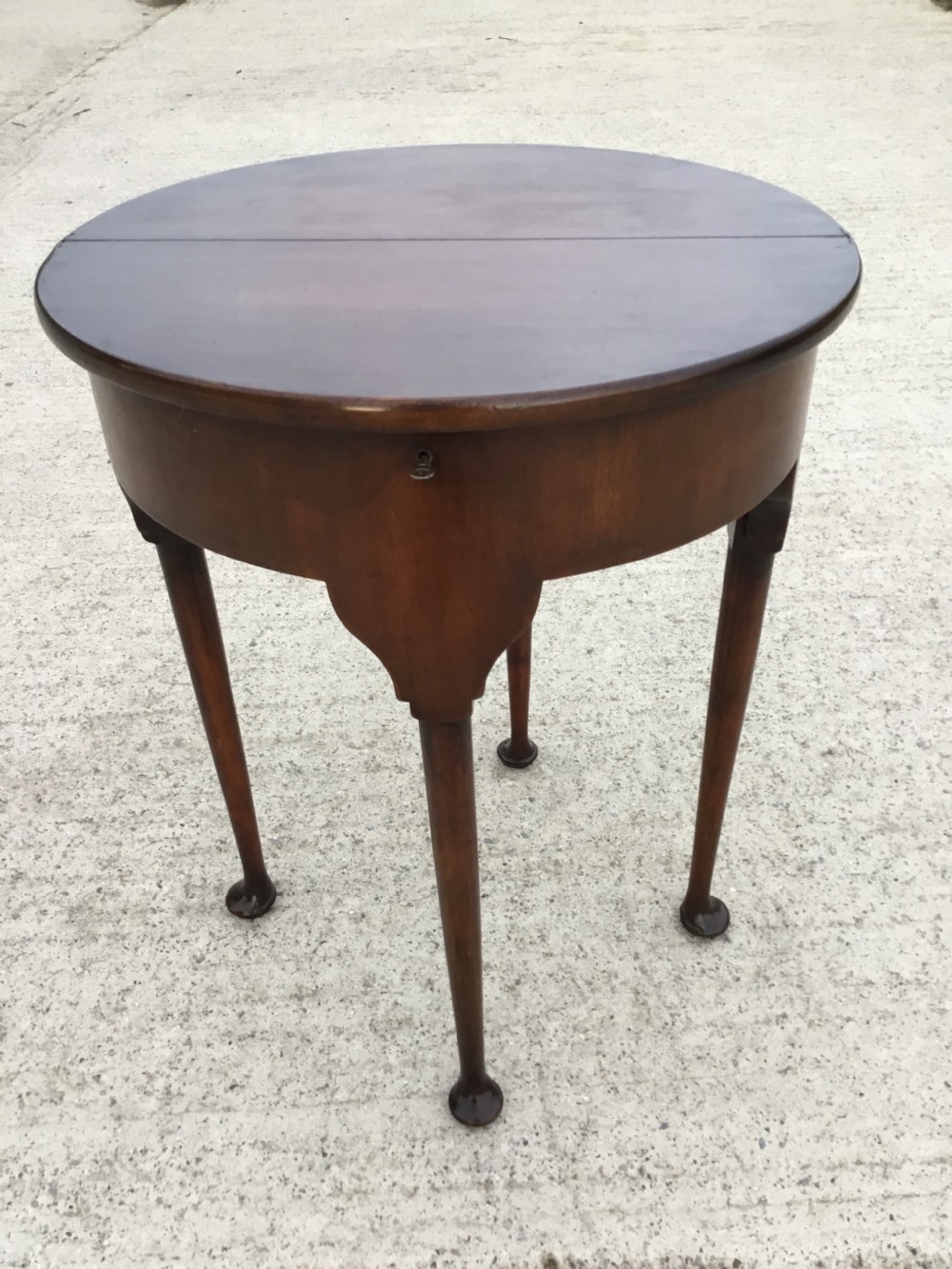 Fine quality mahogany card/tea table of neat proportion  View VIII