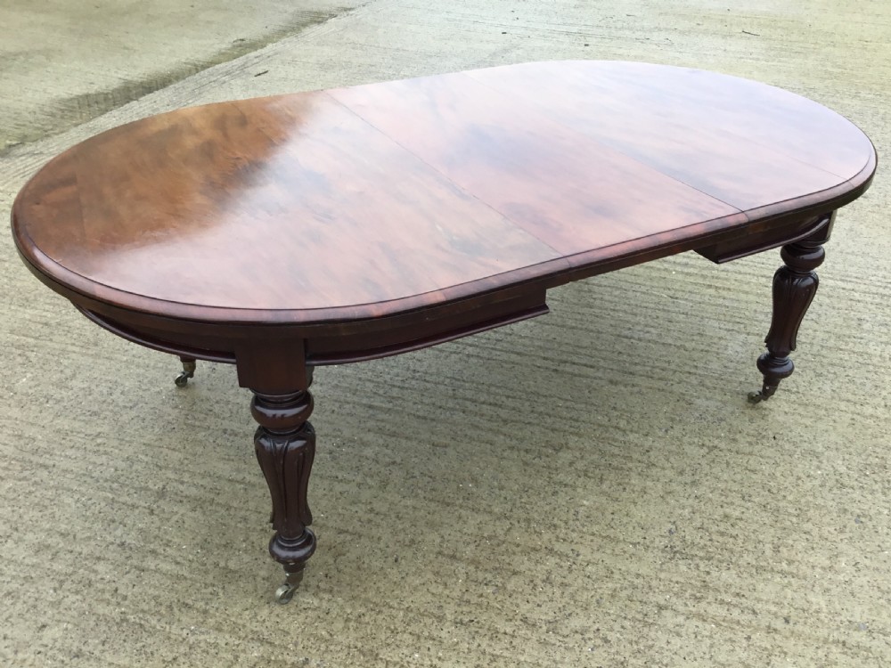 Fine Quality Victorian Mahogany extending dining table 8ft.