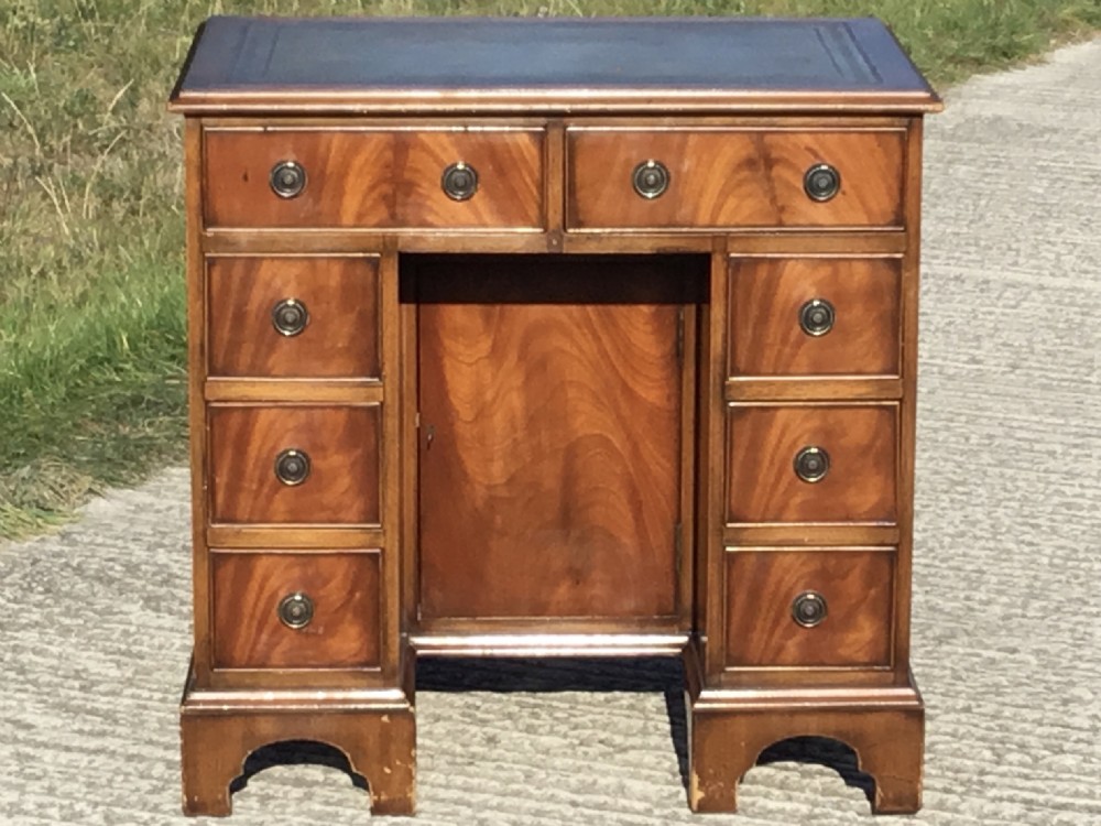 Kneehole Desk of Quality 