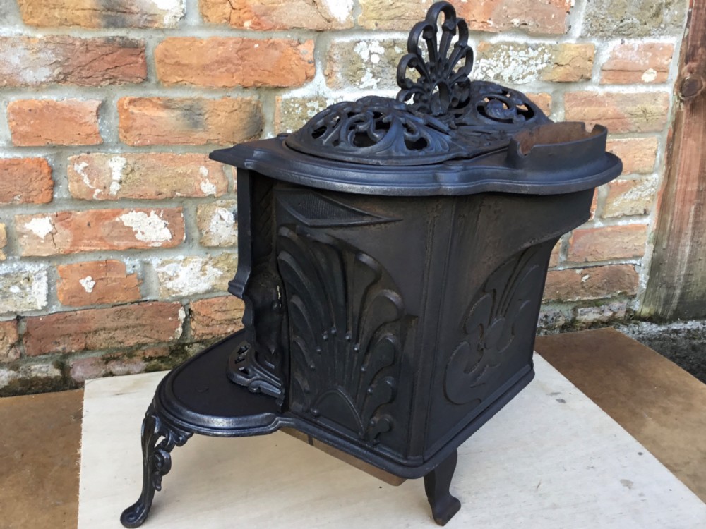 Pretty 19th Century Cast iron Stove View XI