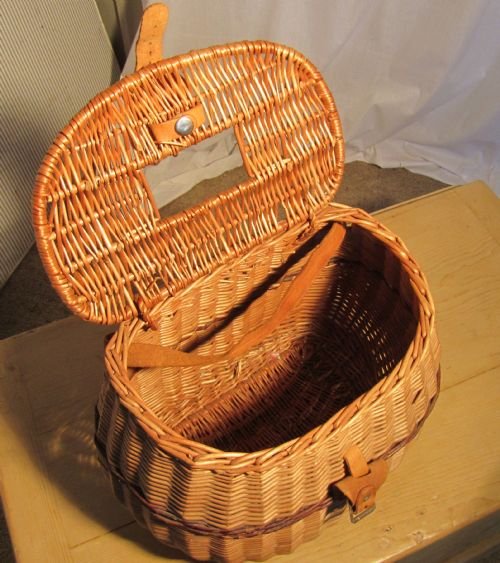fig 1. A Vintage Victorian Oval Wicker Fishing Creel