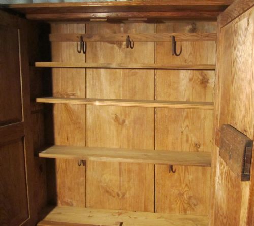 fig 2. 17th Century Bacon Settle Pine Press