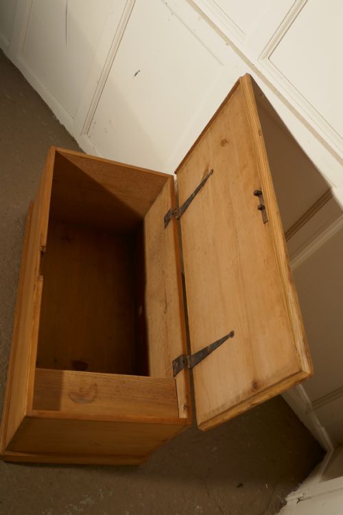 fig 2. Victorian Pine Blanket Box