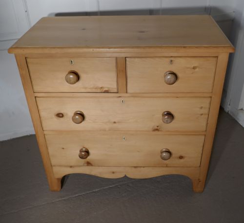 fig 4. Charming Old Georgian Pine Chest of Drawers 