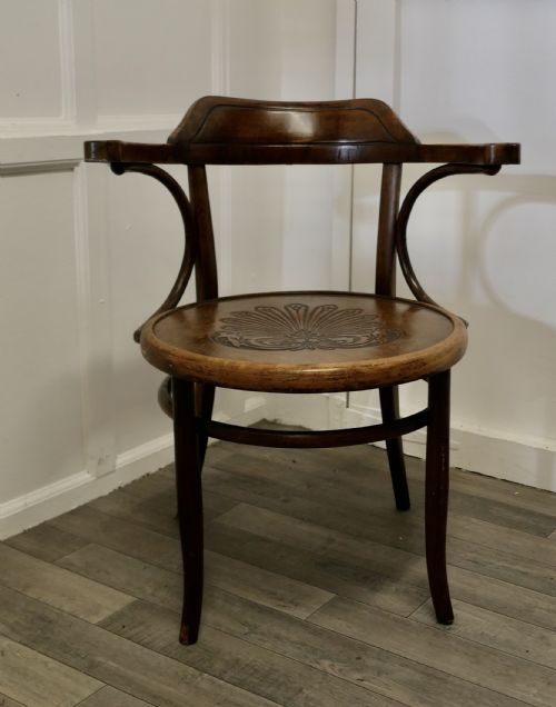 Large Roomy Bentwood Carver Chair