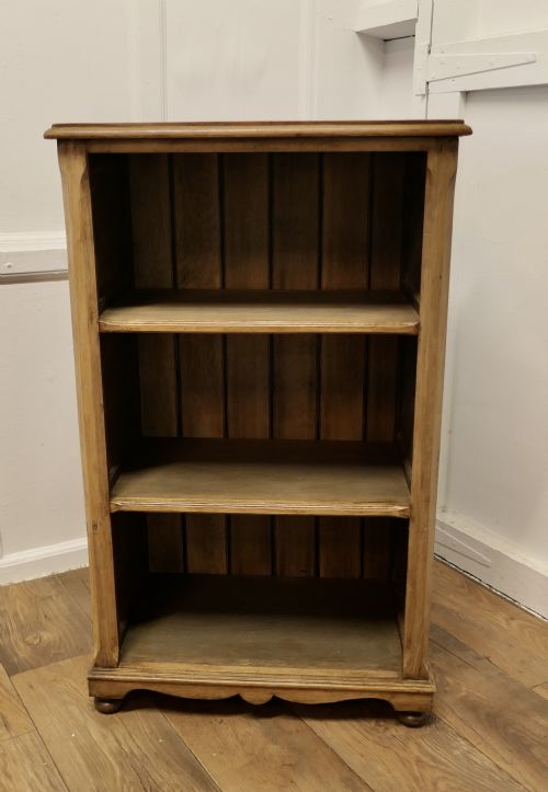 A Superb Arts and Crafts Golden Oak Open Shelves