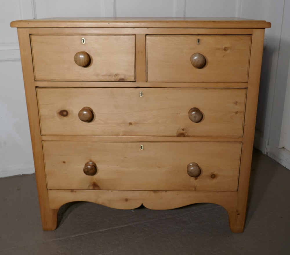 Charming Old Georgian Pine Chest of Drawers 