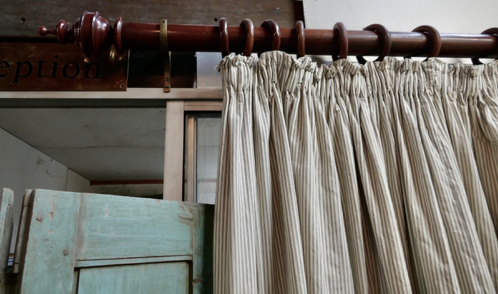 A Very Long Victorian Mahogany Curtain Pole with Rings View XI