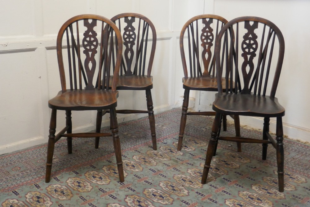 A Set of 4 Beech & Elm Wheel Back Windsor Kitchen Dining Chairs