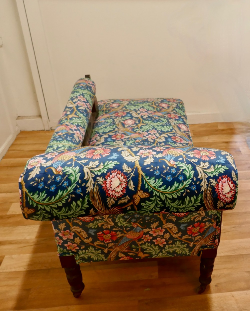 Edwardian Mahogany Chaise Long, William Morris Fabric View VI