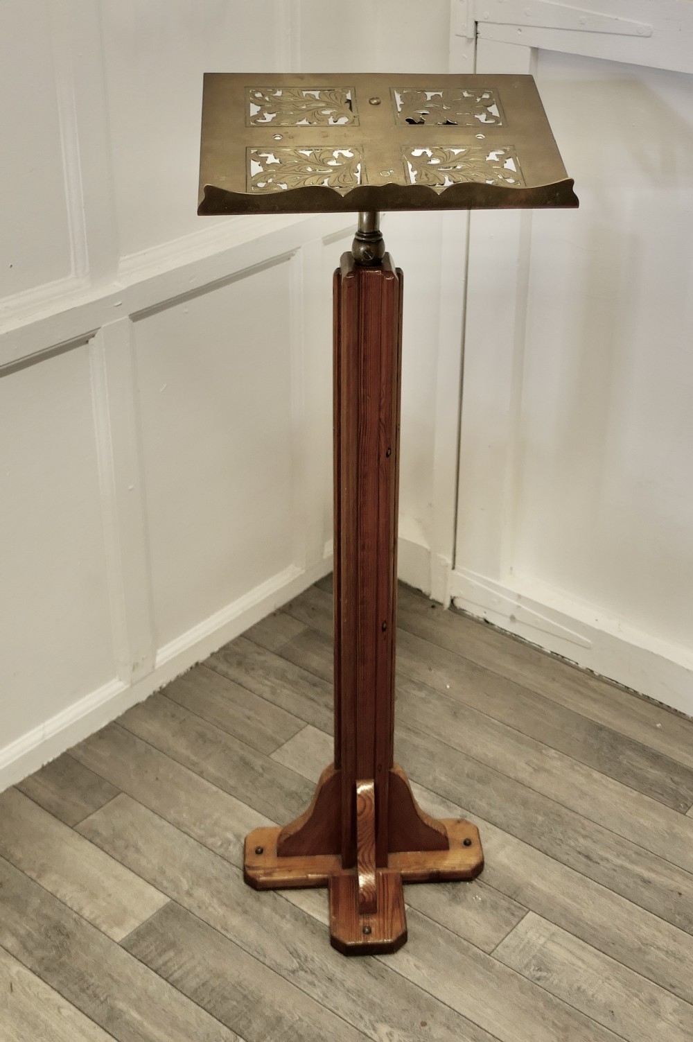 Arts and Crafts Menu Podium, Maître d' Stand