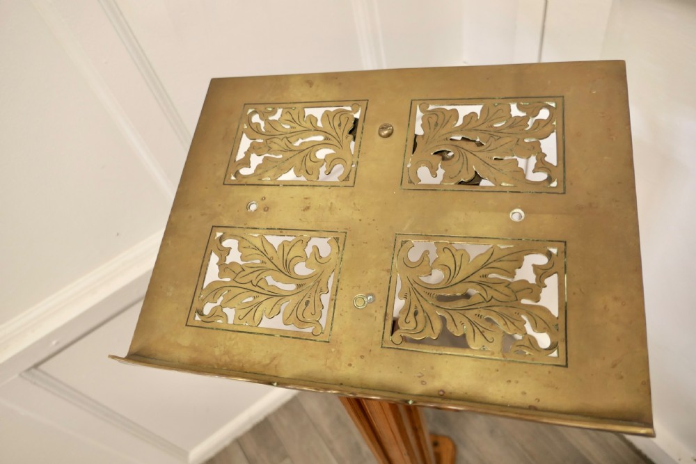 Arts and Crafts Menu Podium, Maître d' Stand View VII