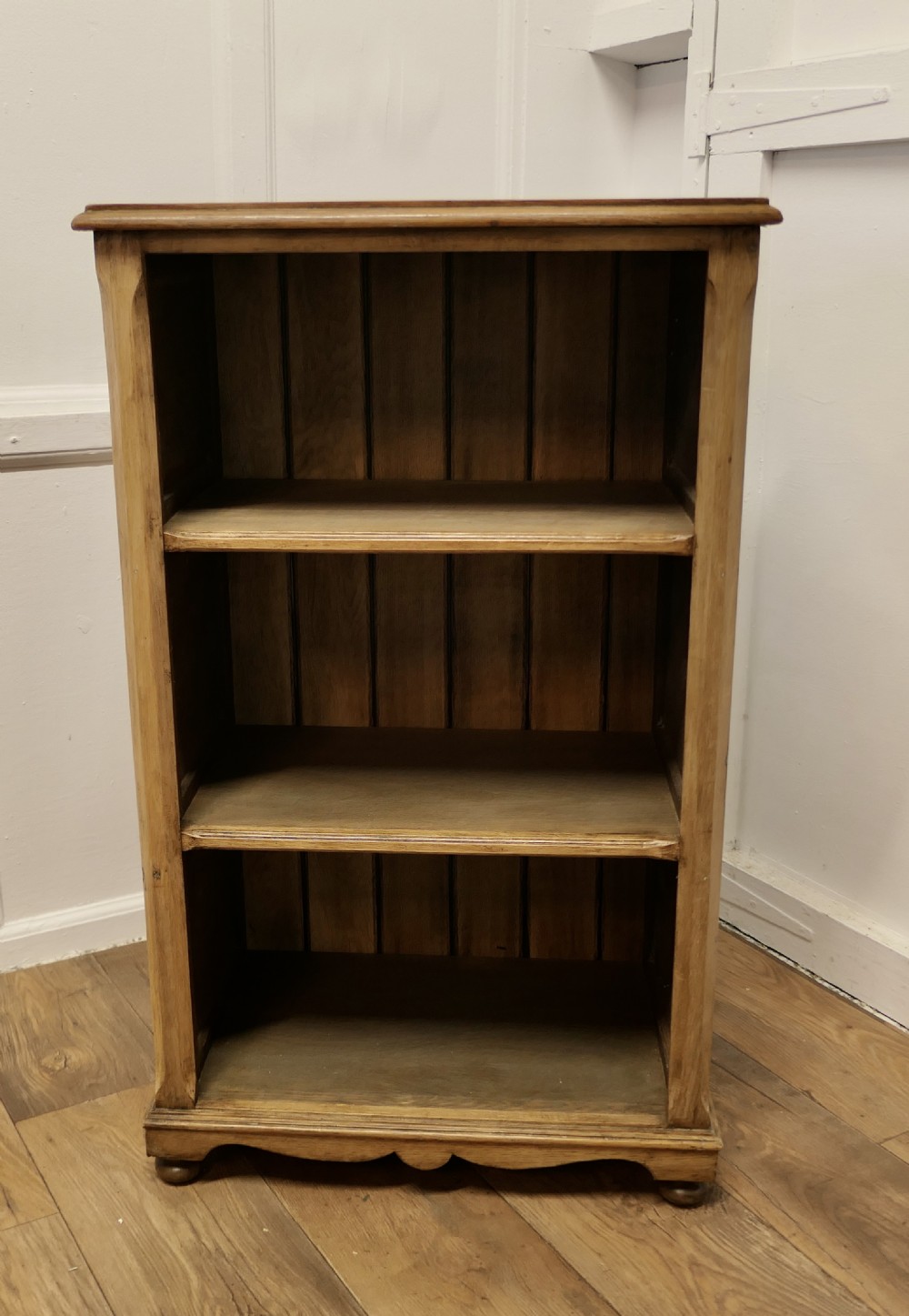 A Superb Arts and Crafts Golden Oak Open Shelves  