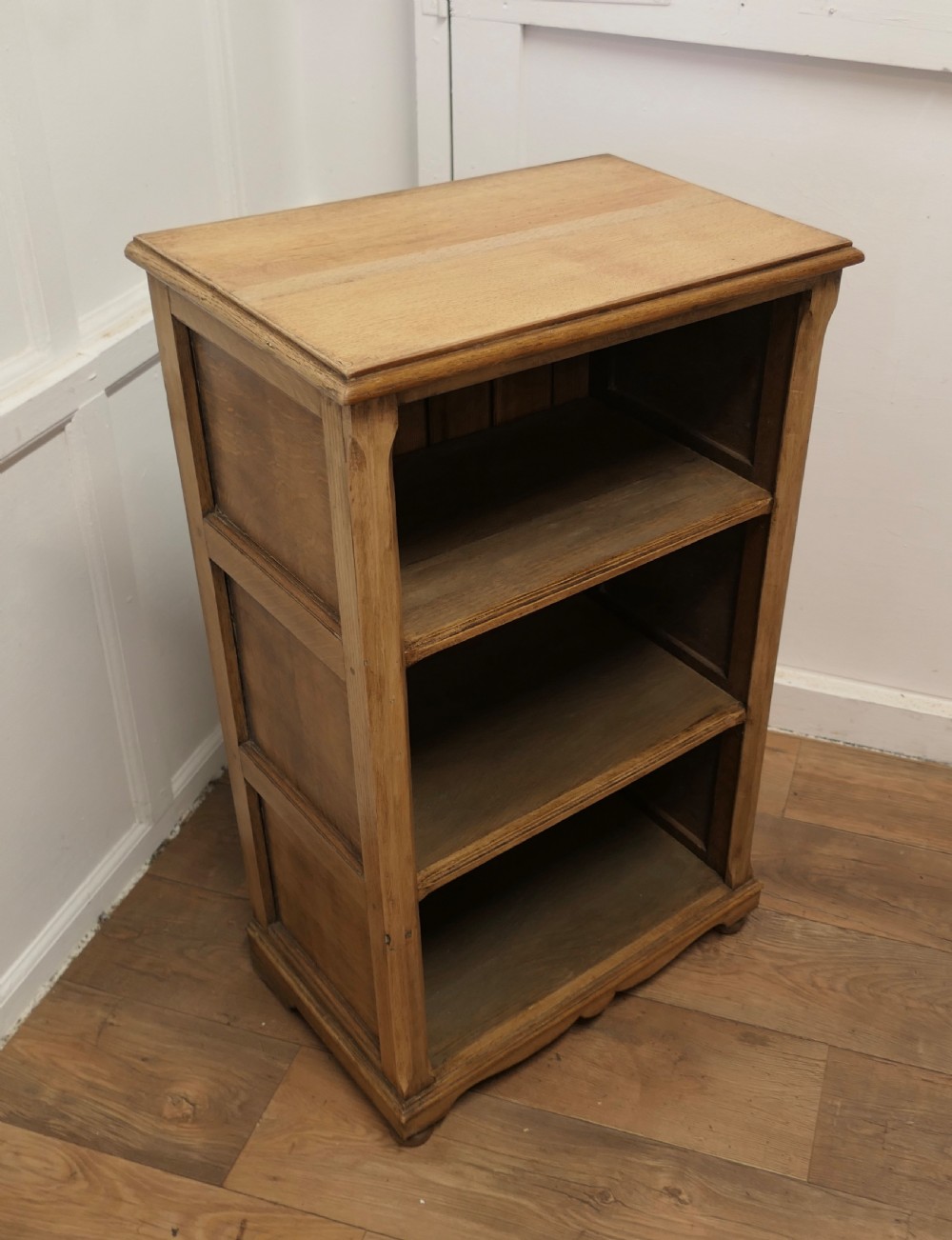 A Superb Arts and Crafts Golden Oak Open Shelves   View V