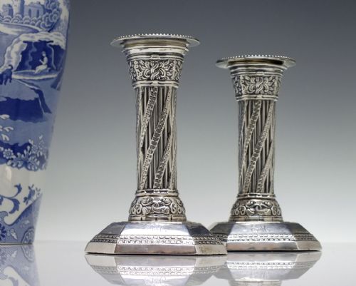 PAIR VICTORIAN STERLING SILVER CORINTHIAN CANDLE STICKS SHEFFIELD 1901 - ADDITIONAL PHOTO 1