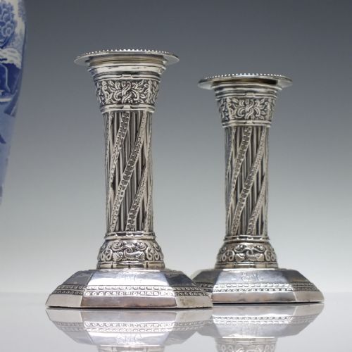 PAIR VICTORIAN STERLING SILVER CORINTHIAN CANDLE STICKS SHEFFIELD 1901 - ADDITIONAL PHOTO 2