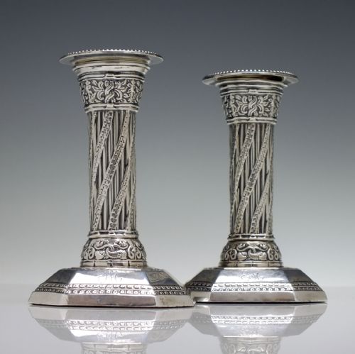 PAIR VICTORIAN STERLING SILVER CORINTHIAN CANDLE STICKS SHEFFIELD 1901 - ADDITIONAL PHOTO 3