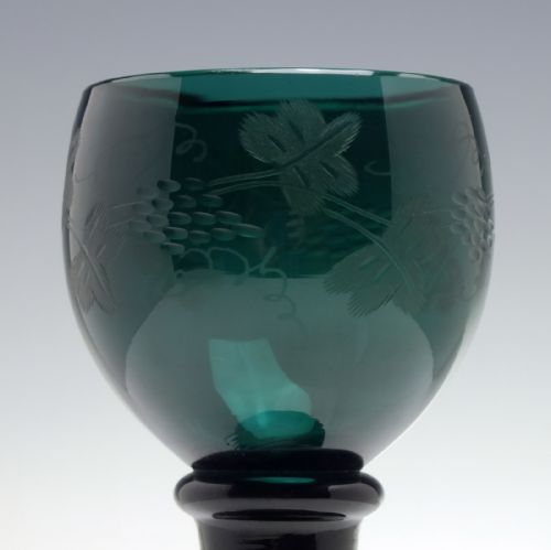 19TH CENTURY EMERALD GREEN ENGRAVED WINE GLASS C1880 - ADDITIONAL PHOTO 2