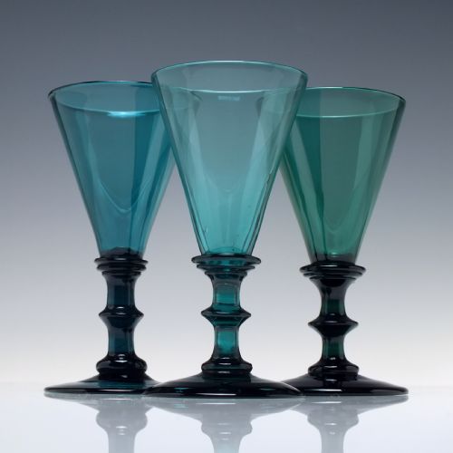 19TH CENTURY LIGHT GREEN WINE GLASS C1820 - ADDITIONAL PHOTO 1
