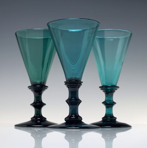 ANTIQUE 19TH CENTURY PEACOCK BLUE WINE GLASS C1820 - ADDITIONAL PHOTO 1