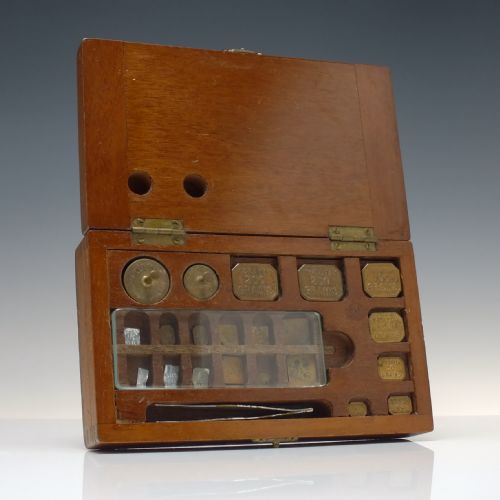 ANTIQUE VICTORIAN POSTAL SCALES AND SET OF AVERY APOTHECARY WEIGHTS IN ORIGINAL BOX C1880 - ADDITIONAL PHOTO 4