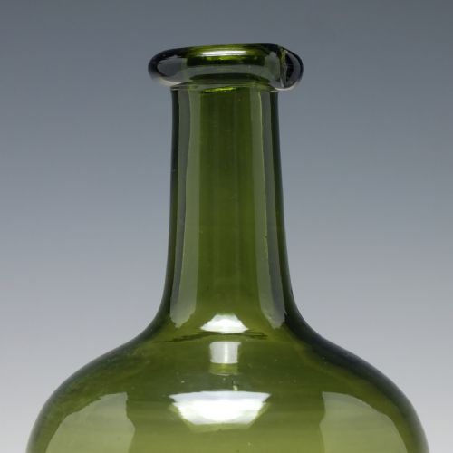 18TH CENTURY TRANSITIONAL GREEN MALLET GLASS WINE BOTTLE C1760 - ADDITIONAL PHOTO 2