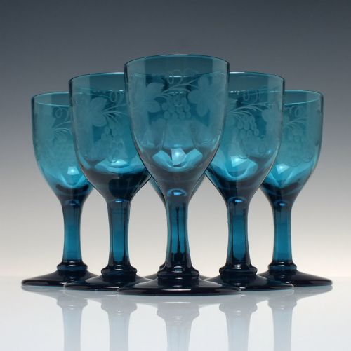 SIX ENGRAVED PEACOCK BLUE GEORGIAN REGENCY WINE GLASSES C1820 - ADDITIONAL PHOTO 1