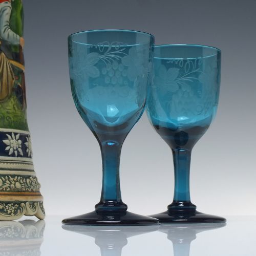 PAIR ENGRAVED GEORGIAN PEACOCK BLUE WINE GLASSES C1820 - ADDITIONAL PHOTO 1
