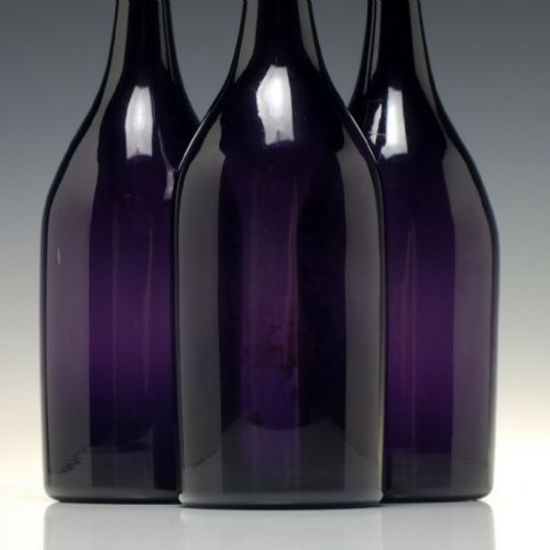 SET OF THREE ANTIQUE 19TH CENTURY VICTORIAN AMETHYST GLASS SERVING DECANTER BOTTLES C1830 - ADDITIONAL PHOTO 3