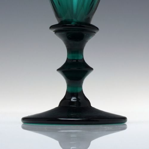 PAIR 19TH CENTURY EMERALD GREEN WINE GLASSES C1820 - ADDITIONAL PHOTO 2