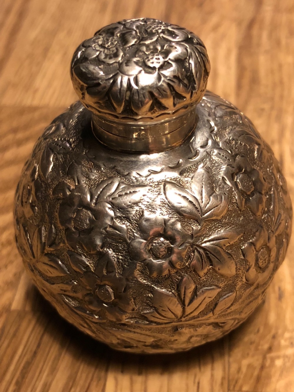 Silver scent bottle 