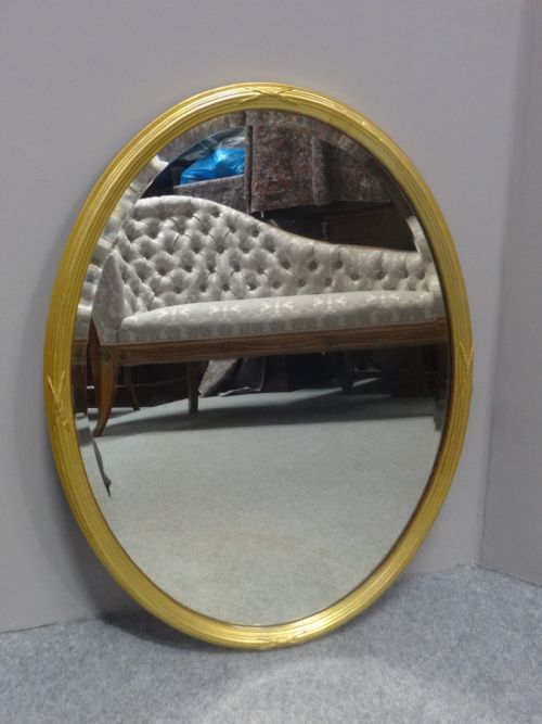 Good English Victorian Oval Gilt Mirror