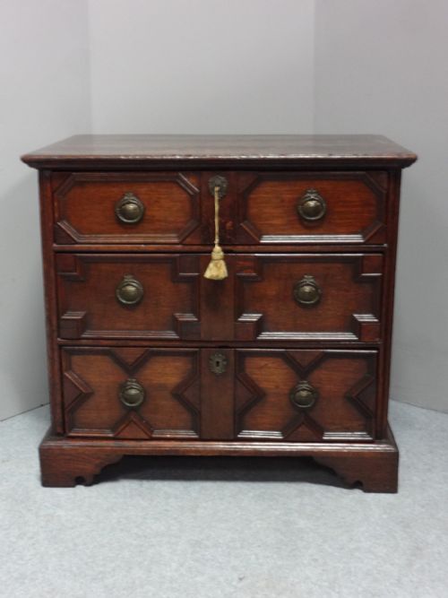 Lovely C17th Oak Chest of Drawers of Small Proportions