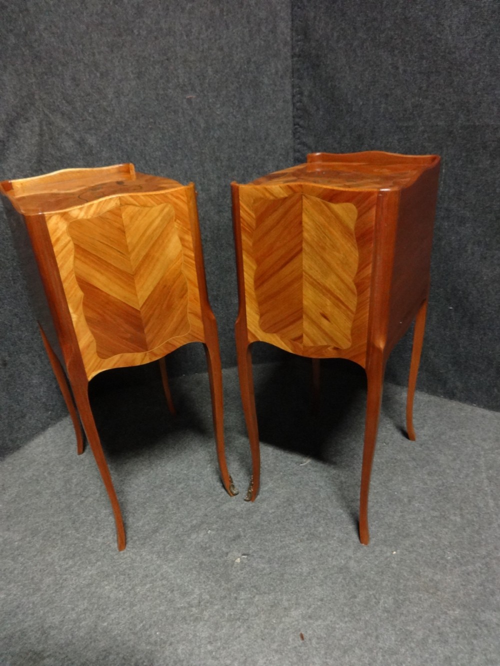 Very Good Pair French Tulipwood and Marquetry Bedside Lamp Chests of Drawers View IX