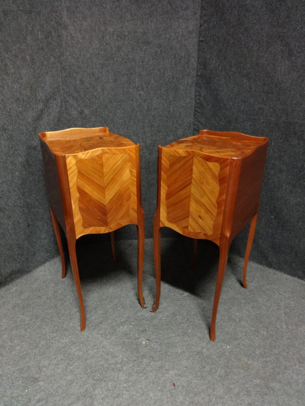 Very Good Pair French Tulipwood and Marquetry Bedside Lamp Chests of Drawers View X