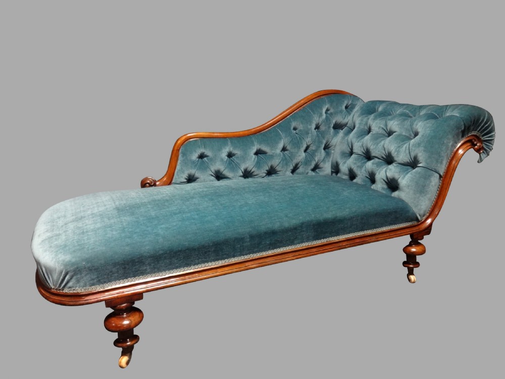 Lovely Victorian Walnut Chaise Lounge