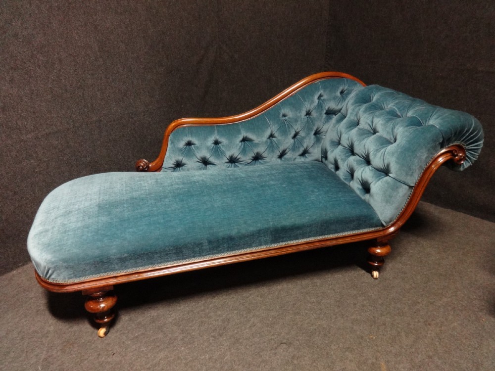 Lovely Victorian Walnut Chaise Lounge View II