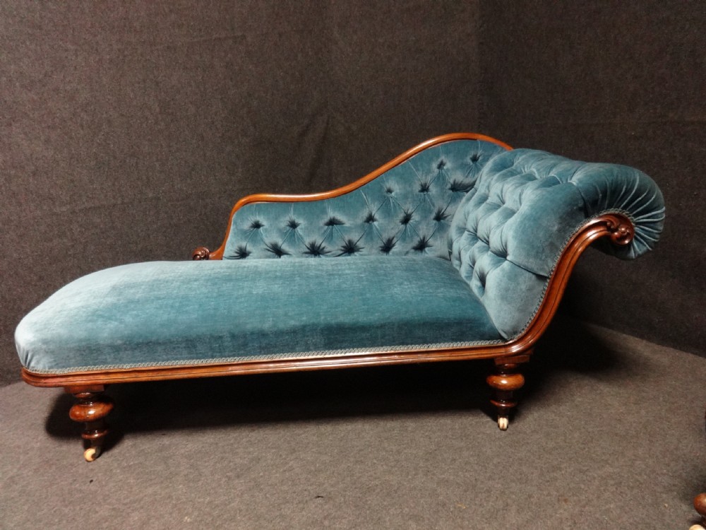 Lovely Victorian Walnut Chaise Lounge View III